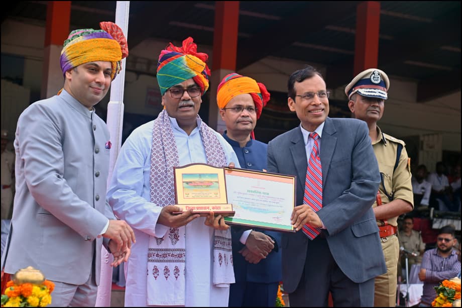 RENOWNED EYE SURGEON DR SURESH KUMAR PANDEY HONORED BY EDUCATION MINISTER DURING THE 80TH INDEPENDENCE DAY